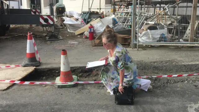 Ms Henderson raising the clameur