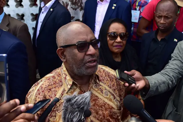 Comoros' President Azali Assoumani (C) talks to media after casting his ballot during a constitutional referendum on July 30, 2018 at Mitsoudje polling station, outside Moroni capital of the Comoros archipelago off Africa's east coast. - Voters in the Comoros went to the polls on July 30 in a politically explosive referendum that could change the constitution and allow President Azali Assoumani to rule beyond 2021, his current term limit.