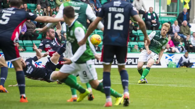 Daryl Horgan fires Hibs into the quarter-finals