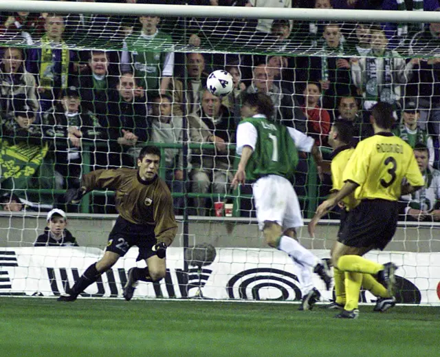 Paco Luna scores for Hibernian against AEK Athens