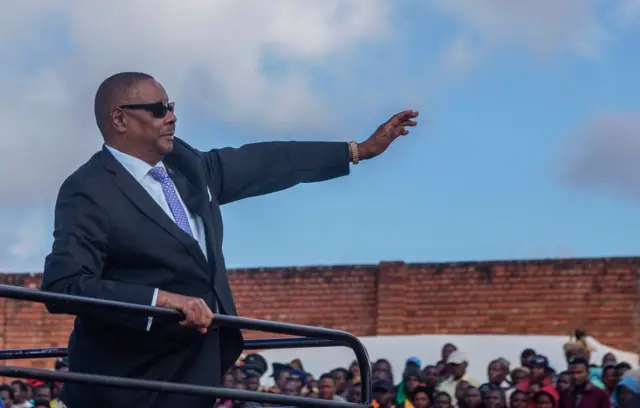 Peter Mutharika talking to a crowd of people