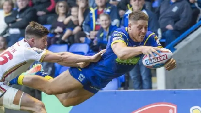 Warrington's Tom Lineham scoring against Catalans Dragons