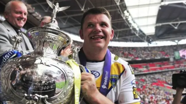 Lee Briers with the Challenge Cup trophy