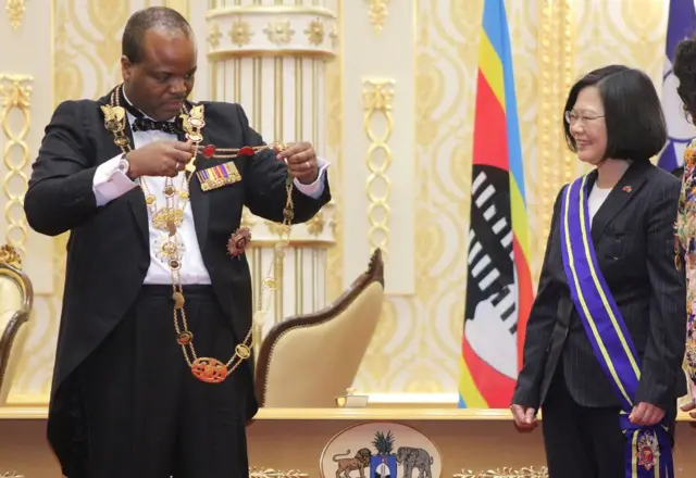 Swaziland absolute Monarch King Mswati III (L) bestows the Order of the Elephant to Taiwan President Tsai Ing-wen (R) during her visit to the Kingdom of Swaziland