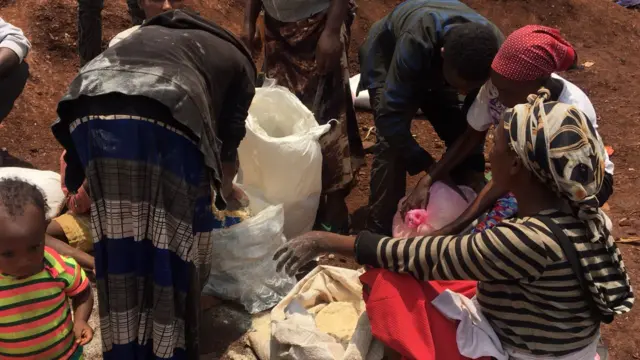 Women gathering relief food