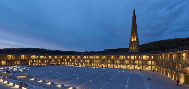 Piece hall at night