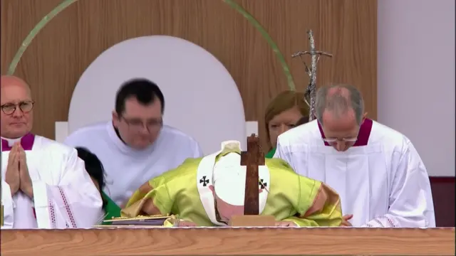 Pope kissing altar at Phoenix Park