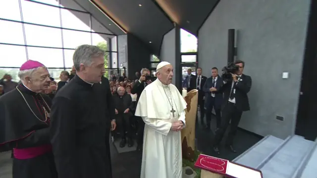 Pope presents golden rosary