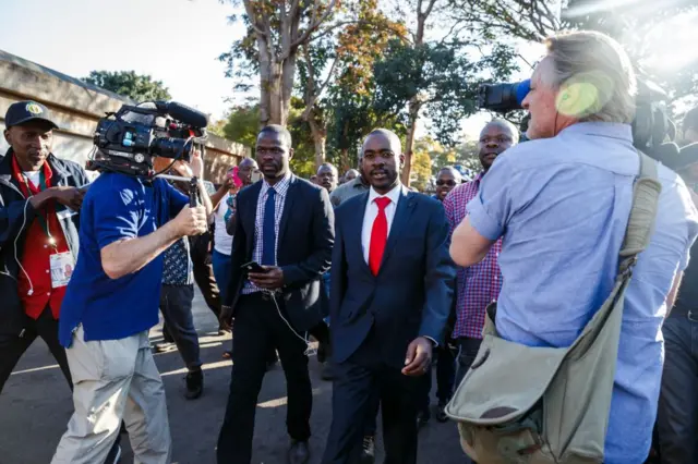 Zimbabwean opposition party Movement for Democratic Change (MDC) Alliance president Nelson Chamisa (C) arrives at the Parirenyatwa Hospital in Harare, on August 2, 2018 to visit hospitalised victims following clashes between opposition supporters and security forces