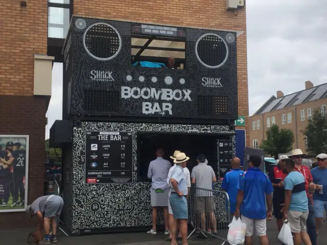 Boom bar