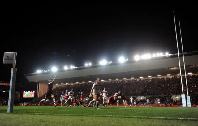 Alapati Leiua scoring for Bristol Bears