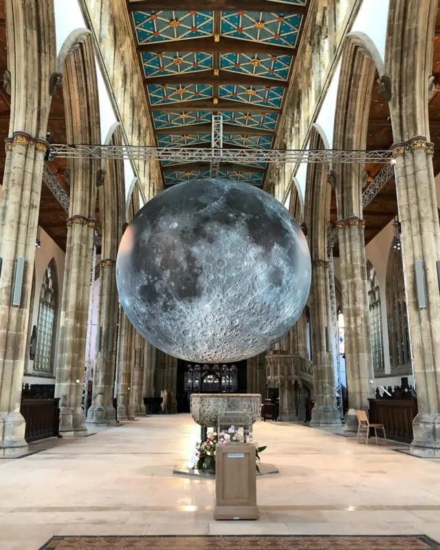 Moon in Hull Minster