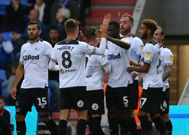 Mason Mount celebrates with Fikayo Tomori