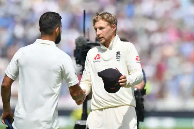 Joe Root shakes hands with Virat Kohli