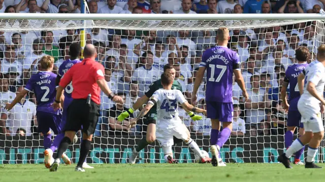 Mateusz Klich scores for Leeds