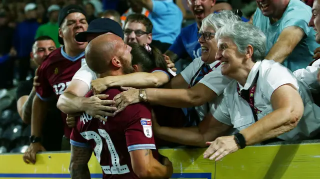 Alan Hutton celebrates