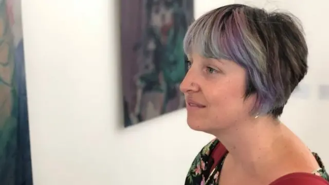 Rebecca Hardy-Griffith, cydlynydd celfyddydau Galeri, Caernarfon sy'n rhannu ei hymateb i gynnwys Y Lle Celf