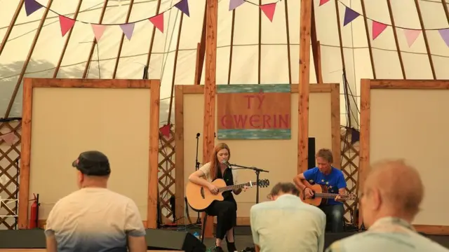 Bloday gwylltion yn y Ty Gwerin ddydd Mawrth