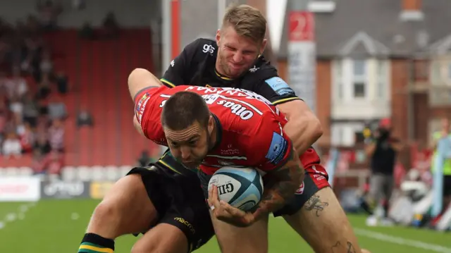 Dan Biggar tackles Matt Banahan