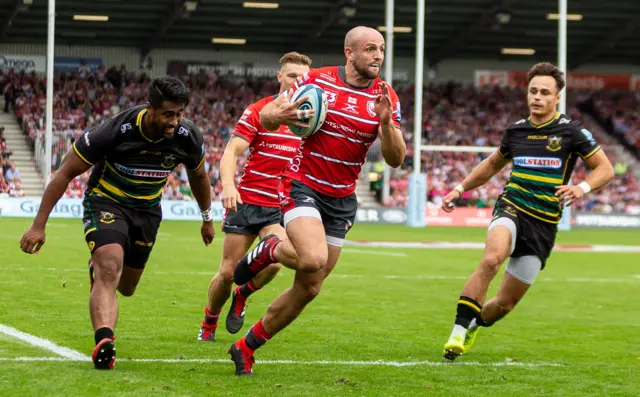 Charlie Sharples scores for Gloucester