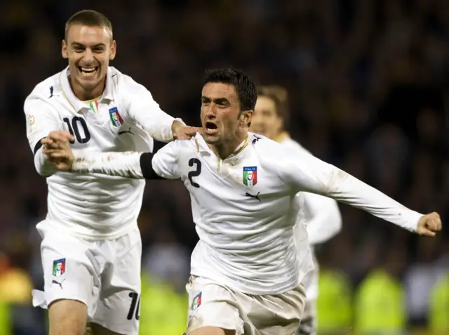 Daniele De Rossi and Christian Panucci celebrate at Hampden in 2007