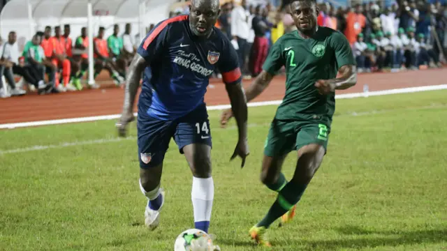 George Weah (L) and a Nigerian player (R)