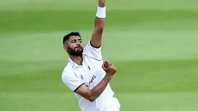 Jeetan Patel in action for Warwickshire