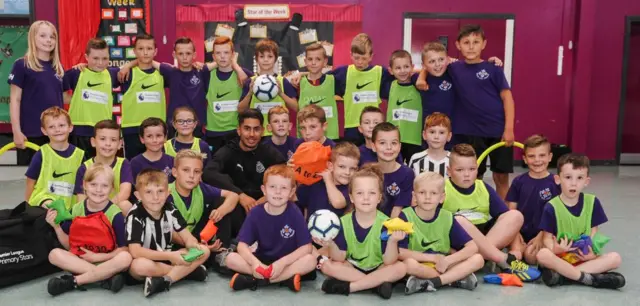 Newcastle United's Ayoze Perez with pupils from Beech Hill Primay school