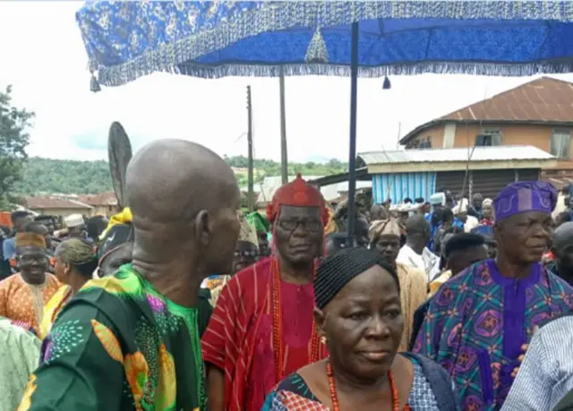 The King of llara-Mokin, Oba Aderemi Adefehinti (C)