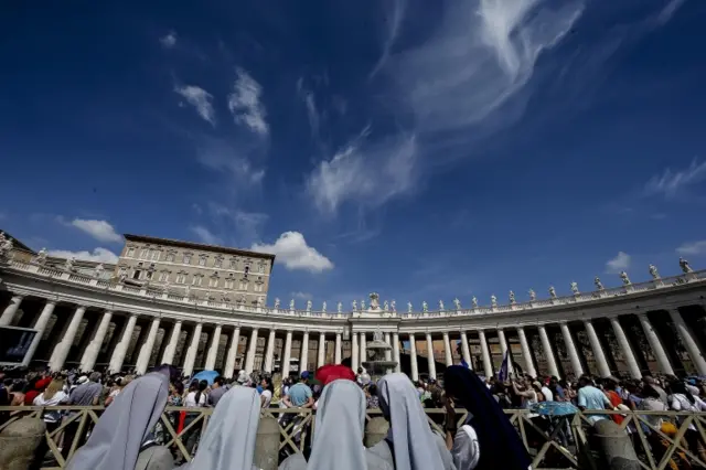 Faithful attend the Angelus prayer in Saint Peters square at the Vatican, 16 September 2018.