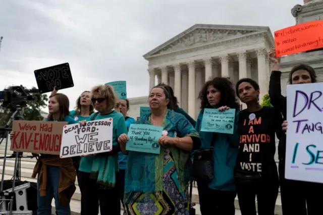 Women holding pro-Ford signs