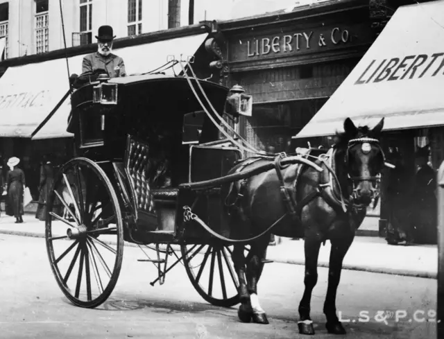 Hansom Cab in London in 1910