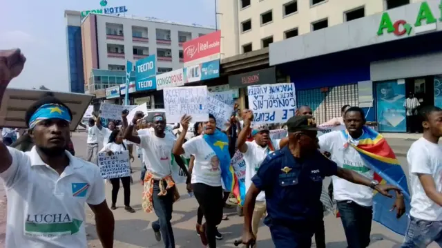 Lucha members protesting