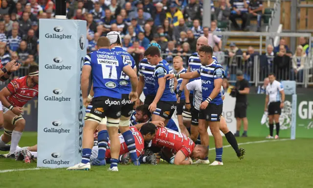 Ruan Ackermann scores Gloucester's first try