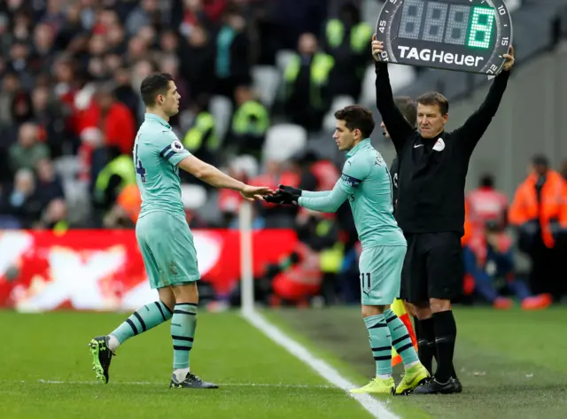 Lucas Torreira comes on for Granit Xhaka