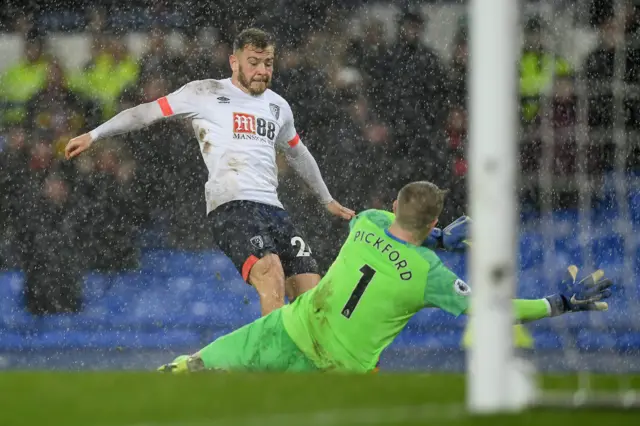 Jordan Pickford saves from Ryan Fraser