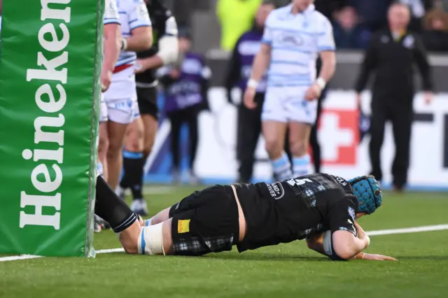 Scott Cummings plunges over for Glasgow's second try