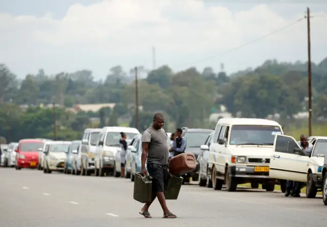 Motorists queue to buy petrol in Harare, Zimbabwe, January 10, 2019.