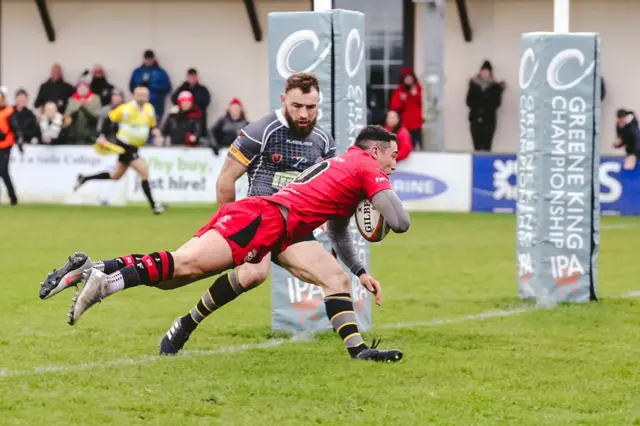 Brett Herron scores a try