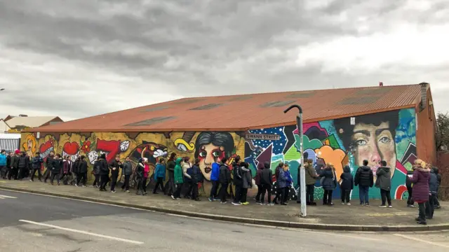 Children going to see street art