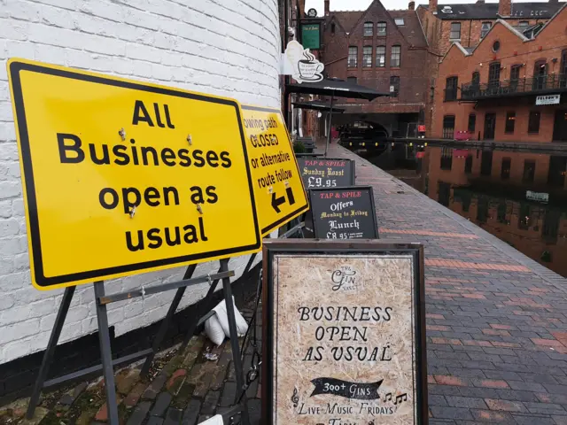 Closure signs along the canal