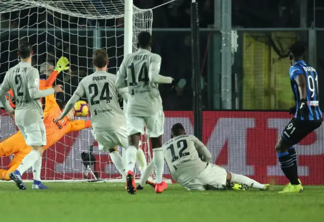 Duvan Zapata scores for Atalanta