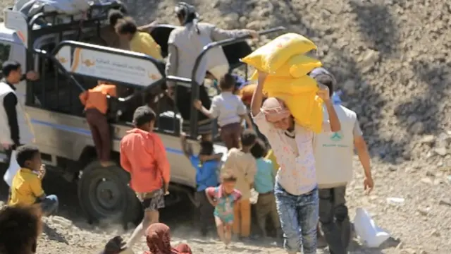 Muslim Hands handing out supplies in Yemen