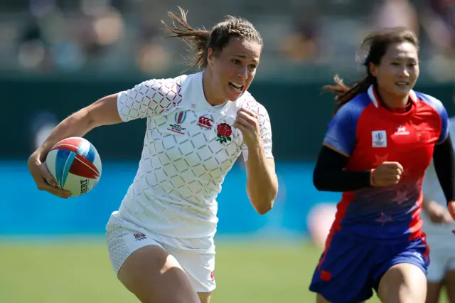 Emily Scarratt runs with the ball