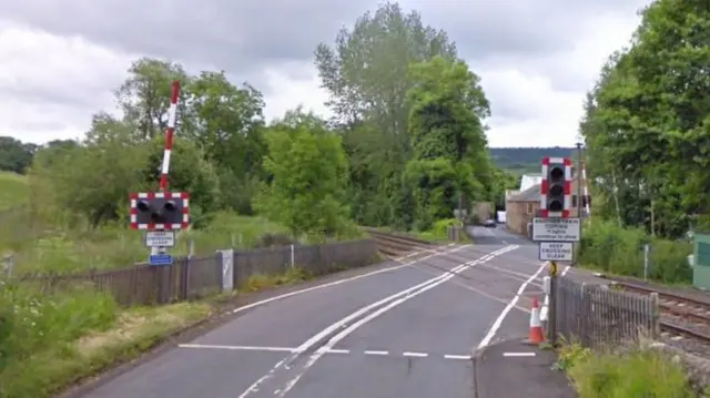 Warden level crossing