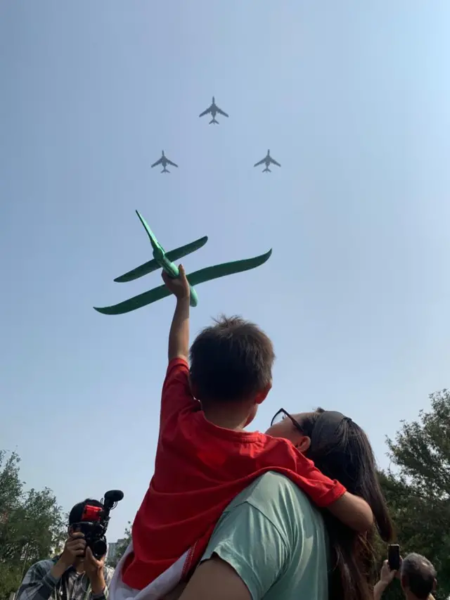 Child watching the flyby