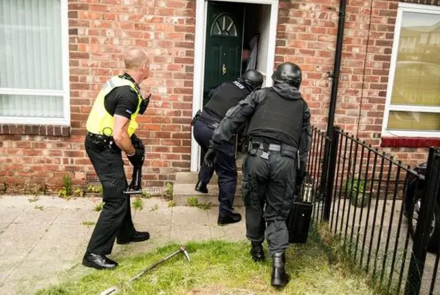 Officers bash door down during drugs raid