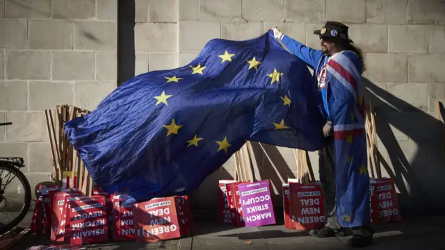 Matt Hance from Hampshire unfolds his European flag as crowds gather at Park Lane, central London, for the People"s Vote Rally