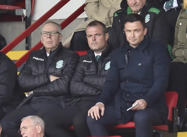 Hibs head coach Paul Heckingbottom (right)