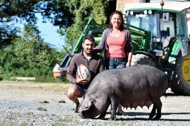 Antoine Dupont's brother and mother